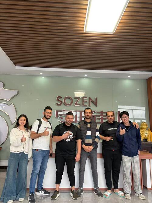 Últimas soluções da empresa sobre Clientes argelinos visitam a nossa fábrica de selantes de silicone estrutural para inspeção e cooperação